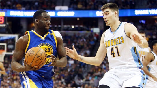 Juancho Hernang&oacute;mez defiende a Draymond Green