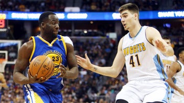 Juancho Hernangómez defiende a Draymond Green