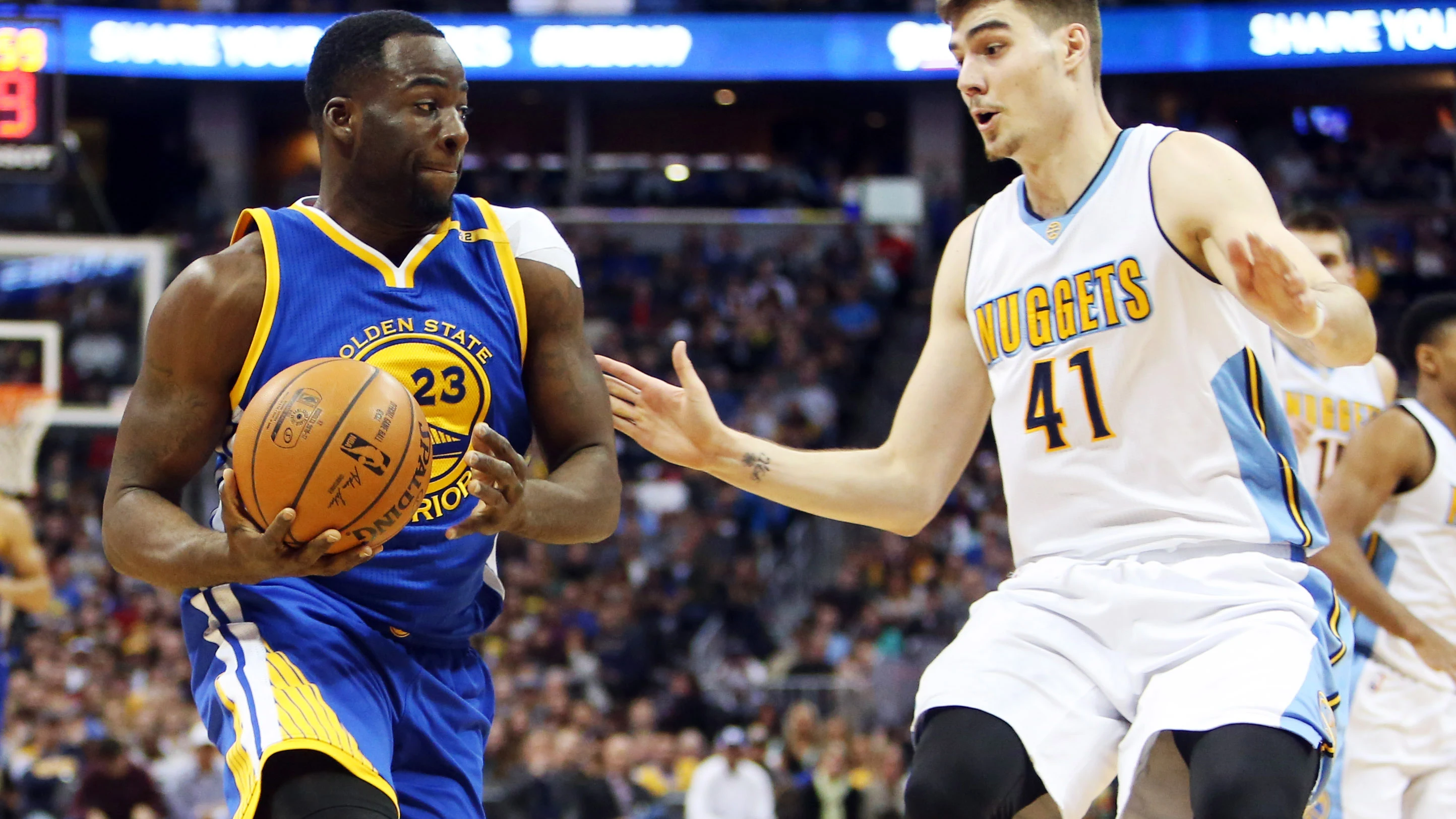 Juancho Hernangómez defiende a Draymond Green