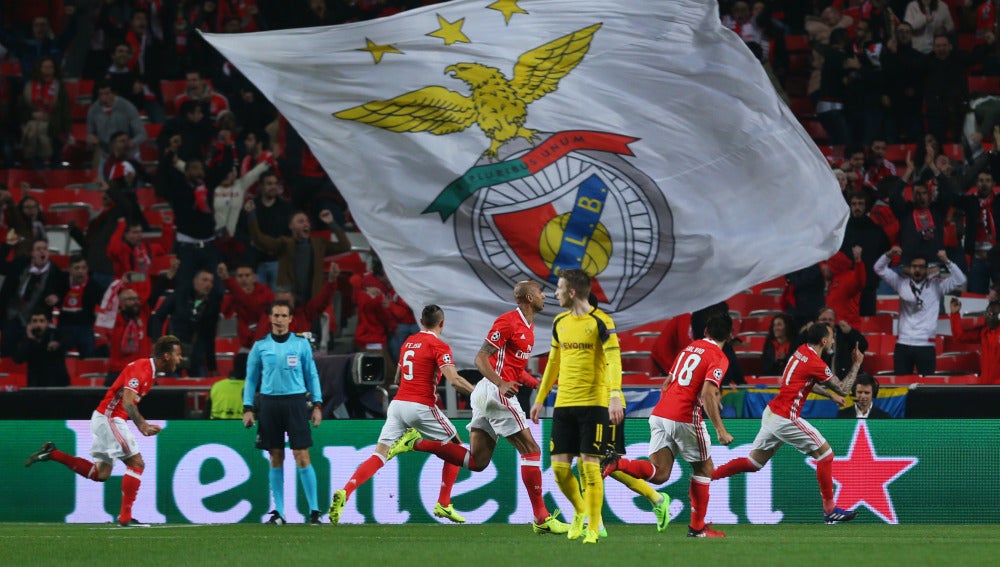 Los jugadores del Benfica celebran el gol de Mitroglou contra el Dortmund