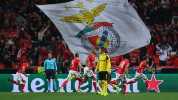 Los jugadores del Benfica celebran el gol de Mitroglou contra el Dortmund