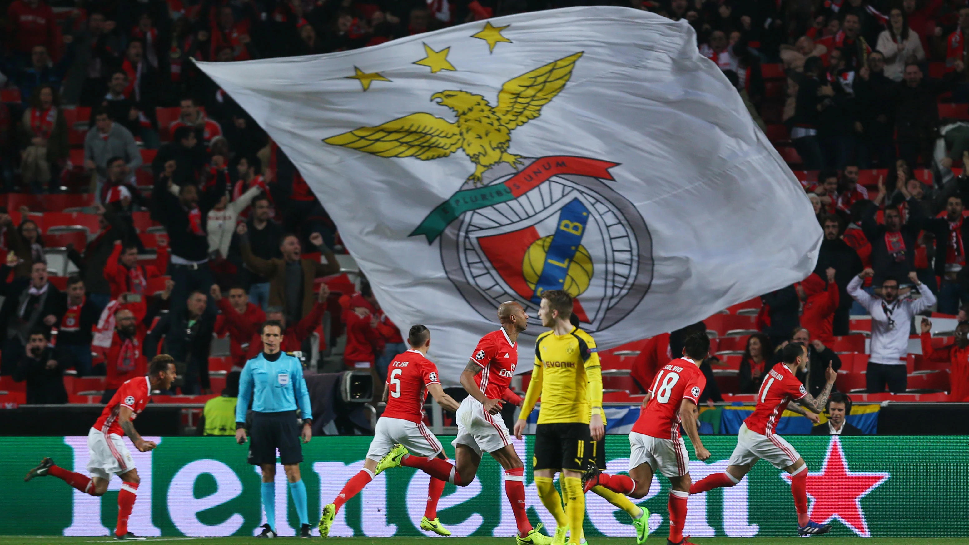 Los jugadores del Benfica celebran el gol de Mitroglou contra el Dortmund