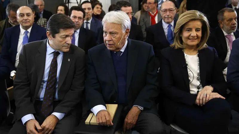 Javier Fernández, Felipe González y Fátima Báñez Javier Fernández, Felipe González y Fátima Báñez