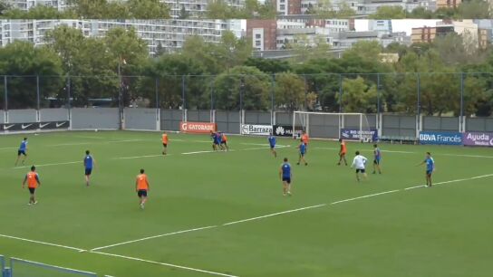 Los jugadores del Boca Juniors pele&aacute;ndose en el entrenamiento