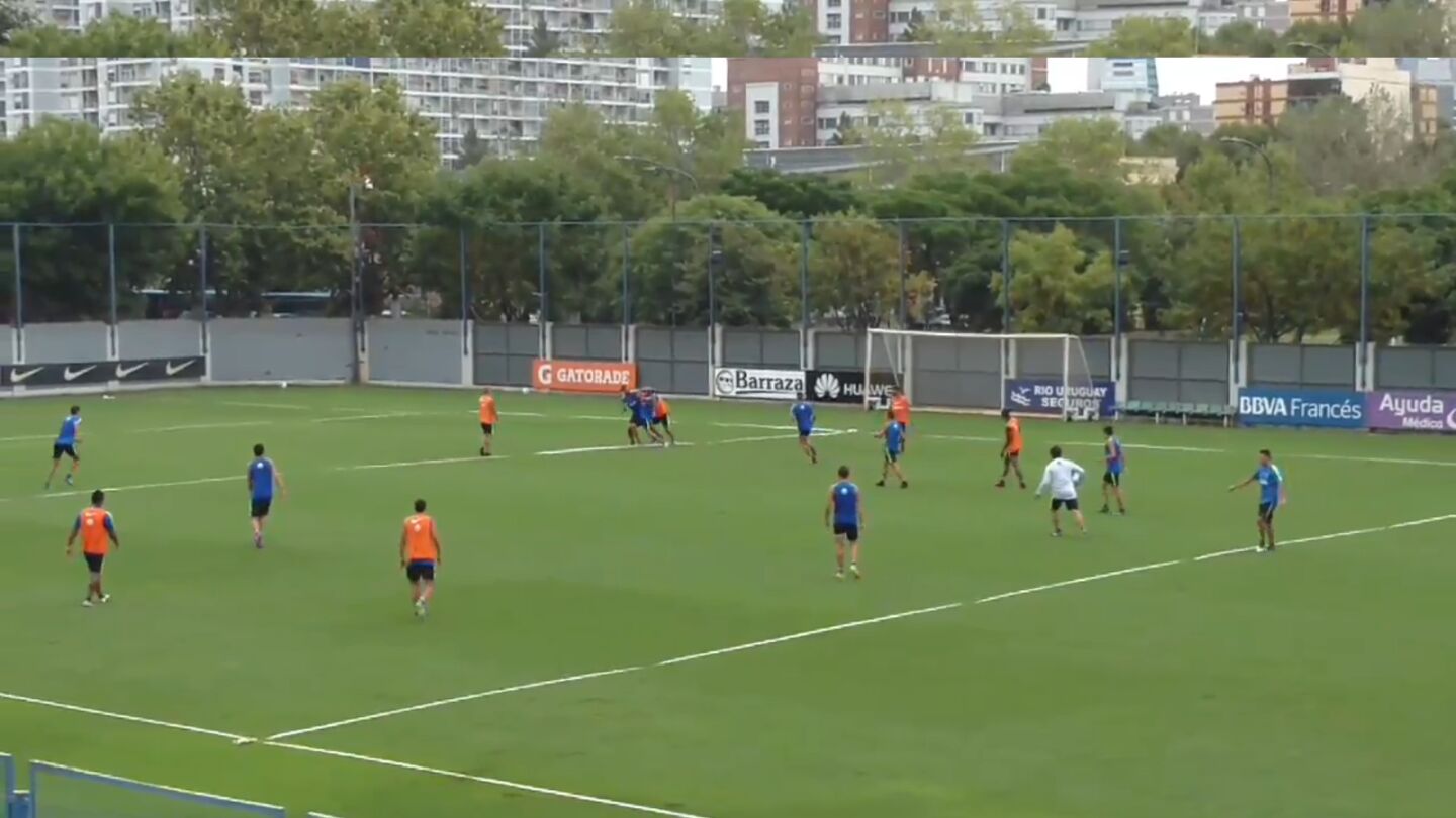 Los jugadores del Boca Juniors pele&aacute;ndose en el entrenamiento