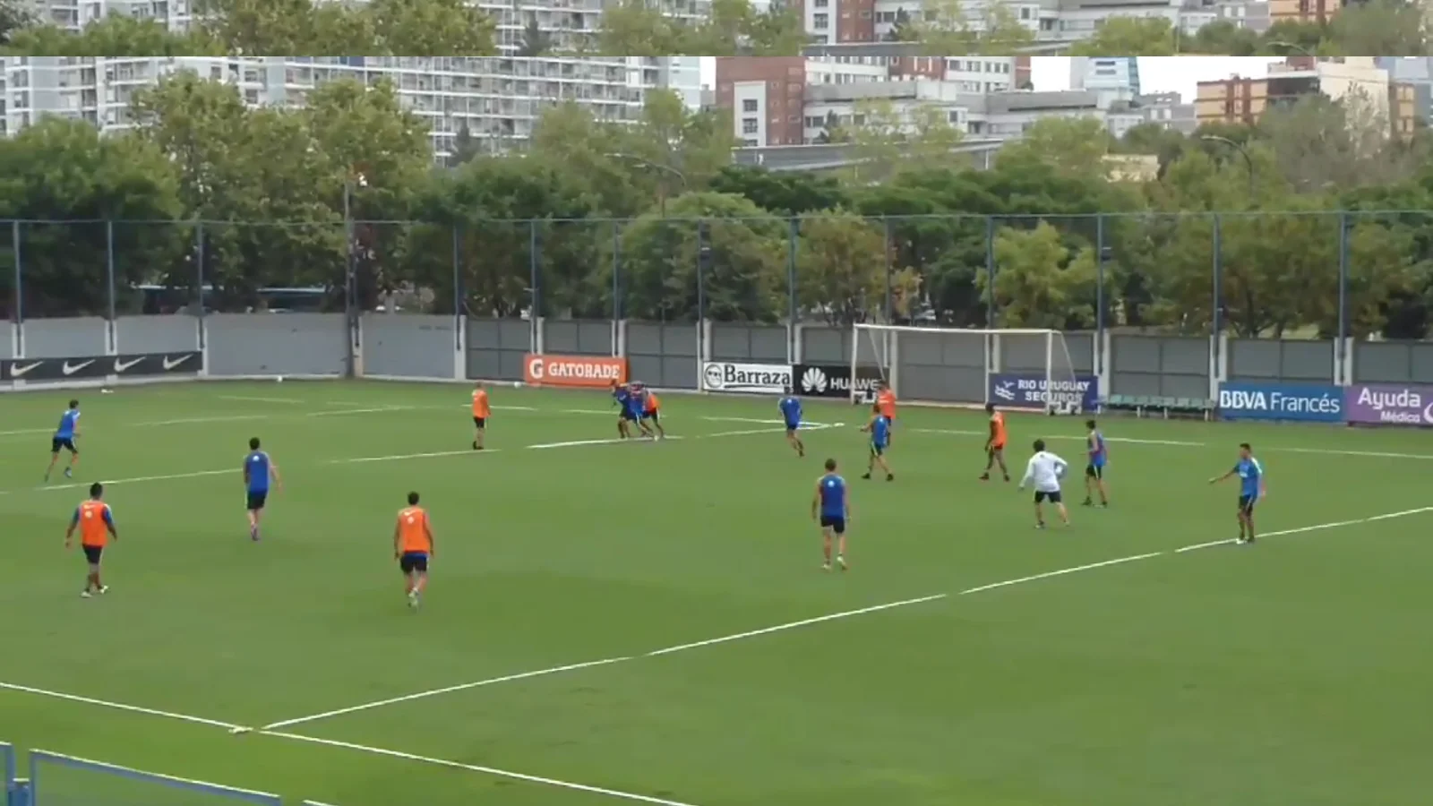 Los jugadores del Boca Juniors peleándose en el entrenamiento