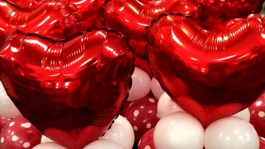 Globos en forma de coraz&oacute;n