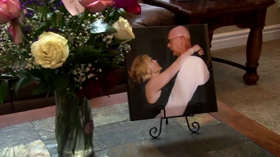 Ramo de flores junto a una foto de Shelly y Jim Ramo de flores junto a una foto de Shelly y Jim