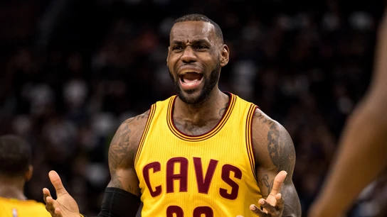 LeBron James protesta una acción en el partido de los Cavaliers LeBron James protesta una acción en el partido de los Cavaliers