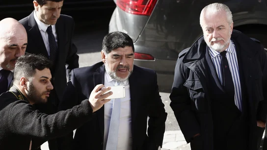 Maradona llega a la comida de directivas junto al presidente del Nápoles, Aurelio de Laurentis Maradona llega a la comida de directivas junto al presidente del Nápoles, Aurelio de Laurentis