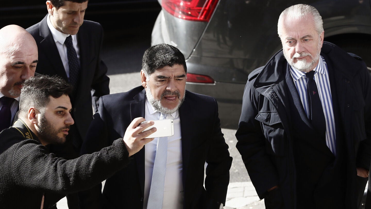 Maradona llega a la comida de directivas junto al presidente del N&aacute;poles, Aurelio de Laurentis