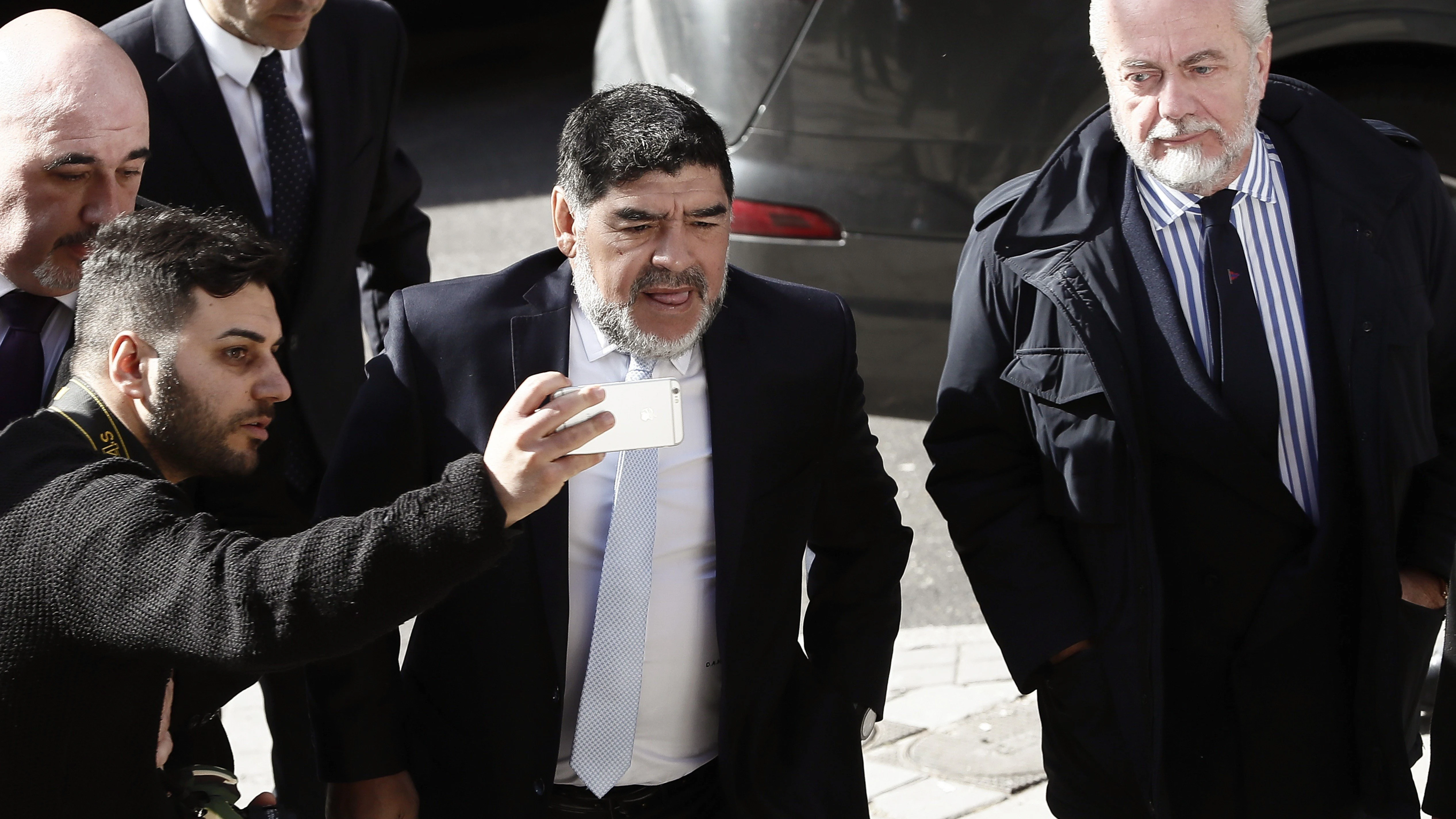 Maradona llega a la comida de directivas junto al presidente del Nápoles, Aurelio de Laurentis