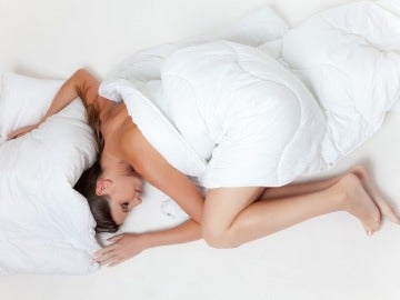 Una mujer durmiendo en la cama Una mujer durmiendo en la cama