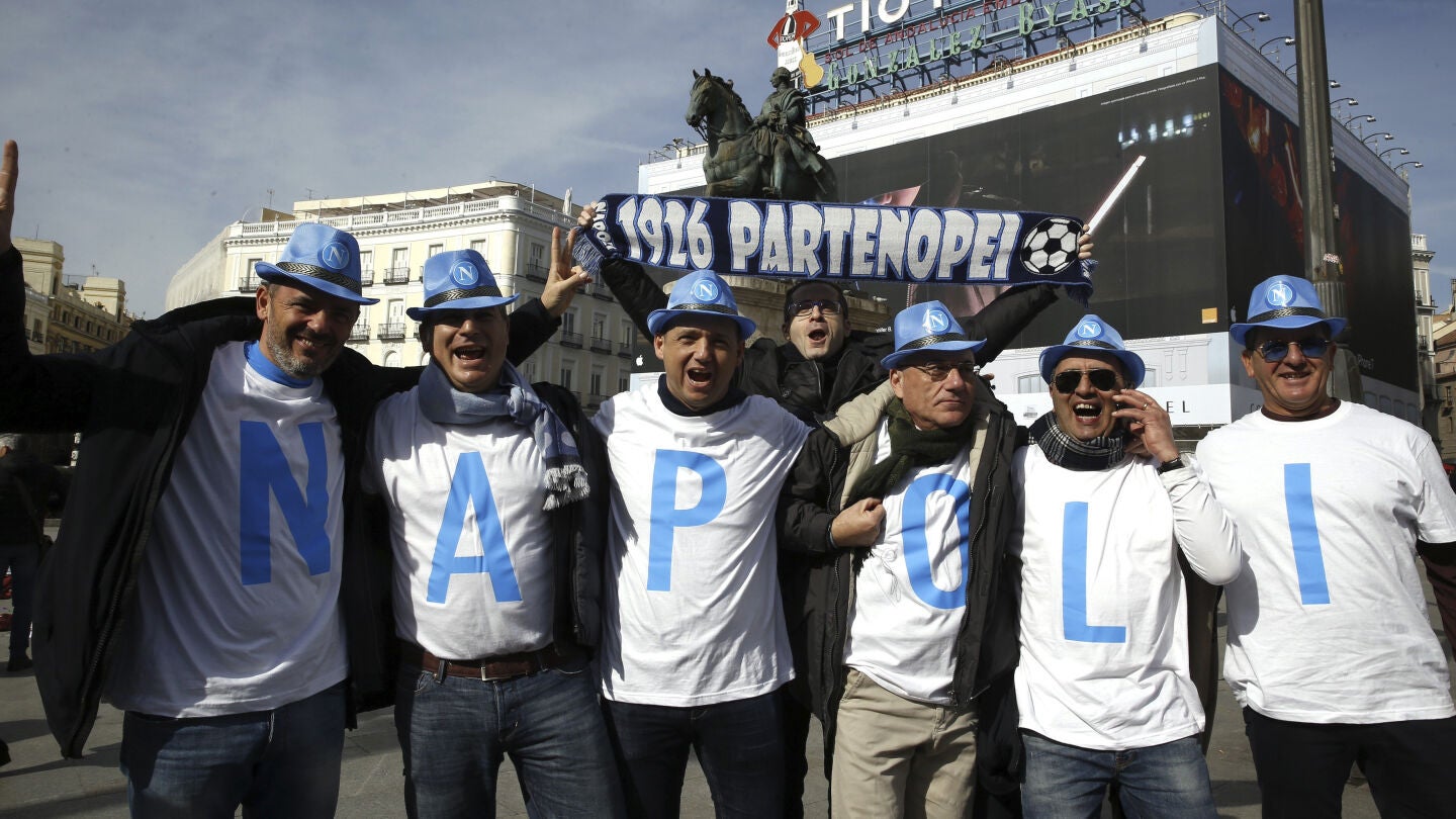 Aficionados del N&aacute;poles posan sonrientes en Madrid