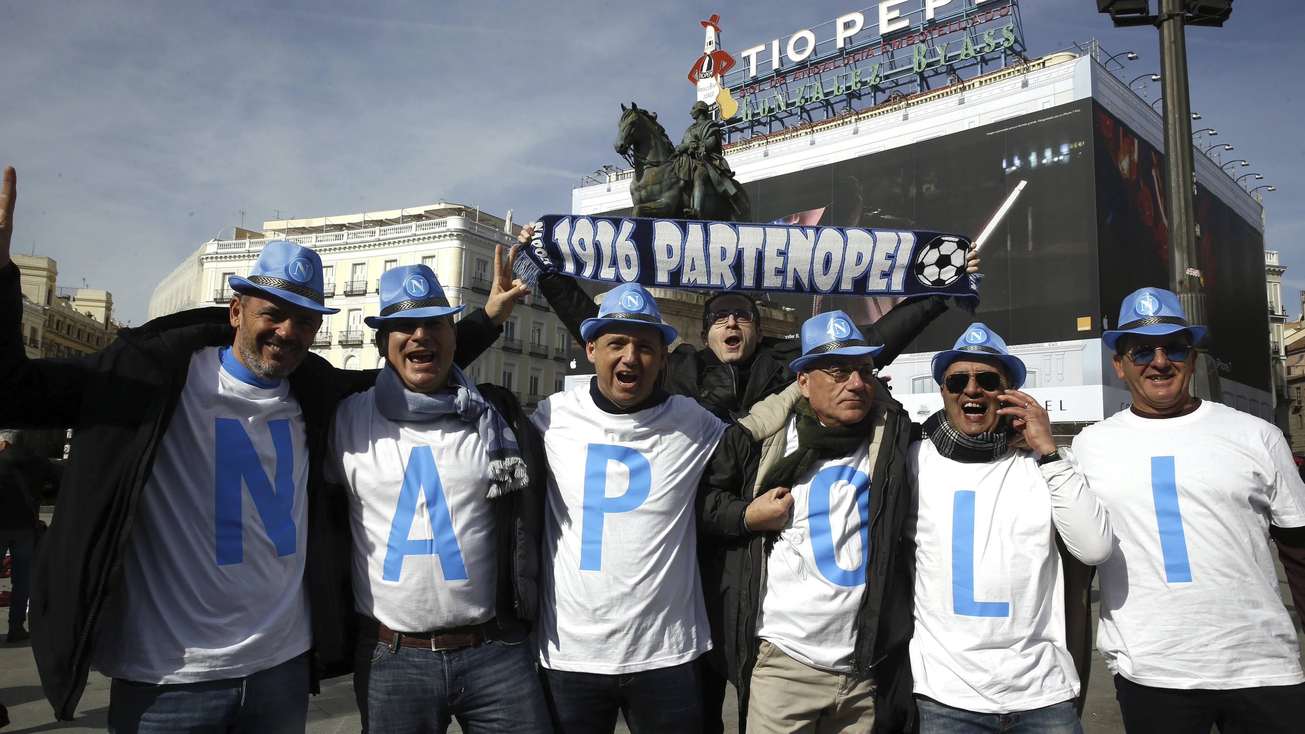 Aficionados del Nápoles posan sonrientes en Madrid