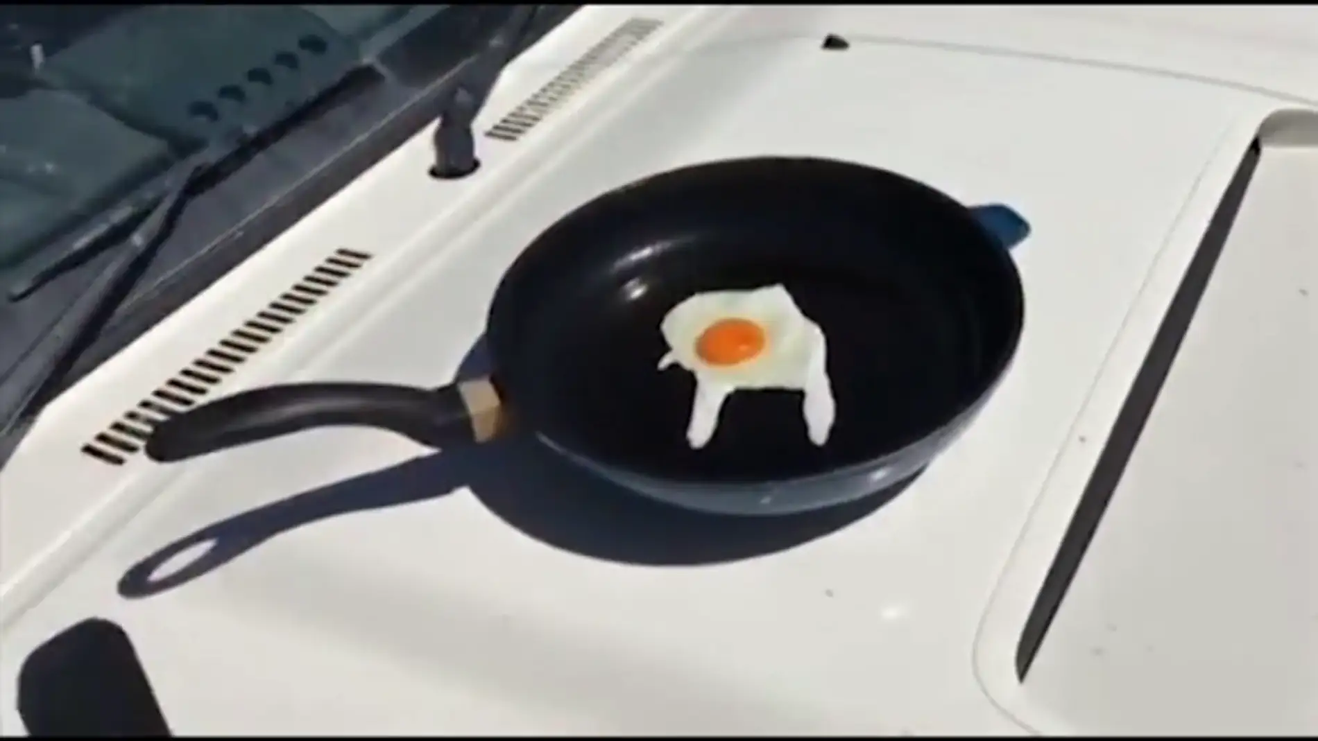 Frame 9.699077 de: Ola de calor extremo en Australia, permite freír un huevo sobre un coche