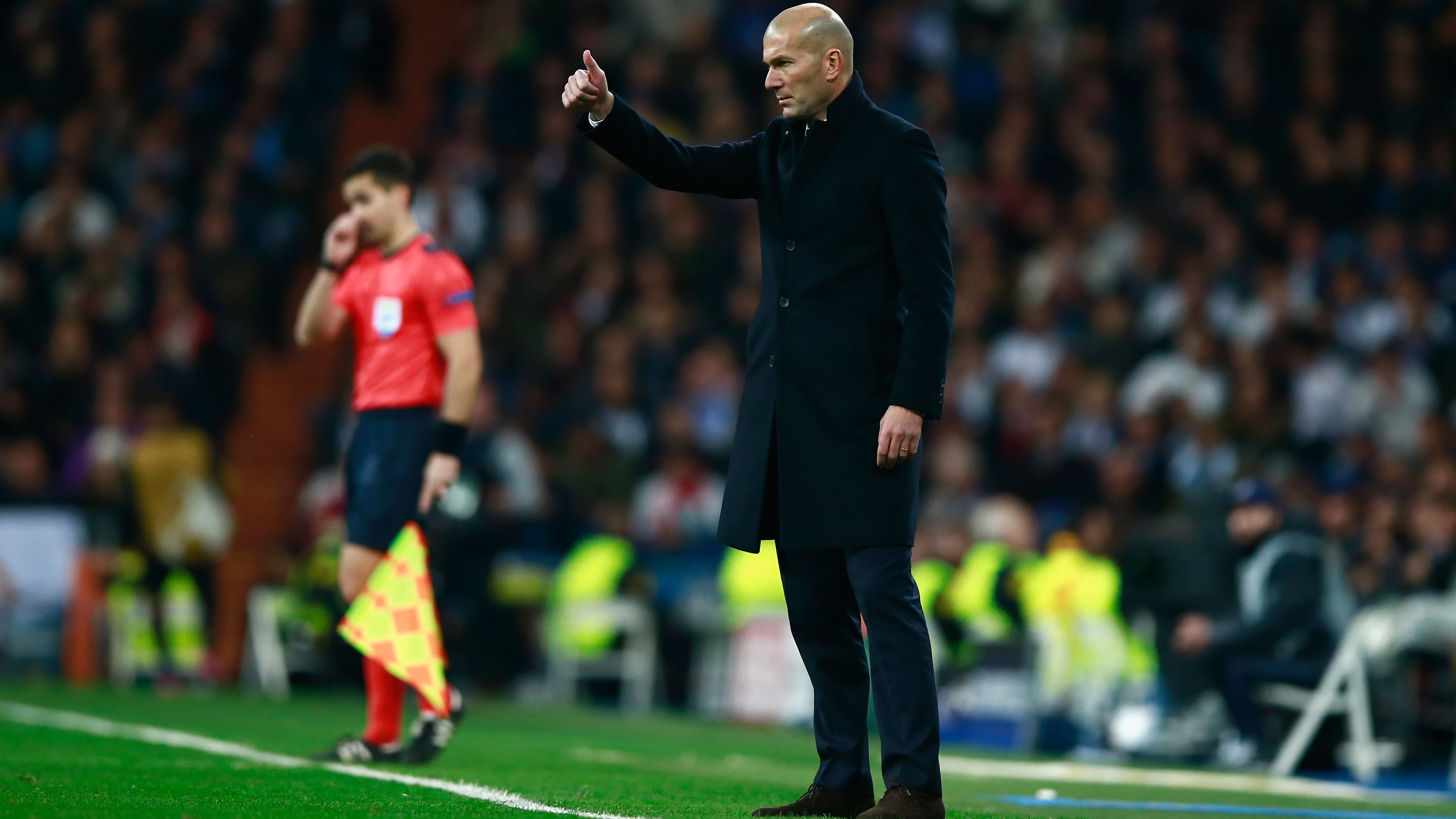 Zidane, en la banda del Bernabéu