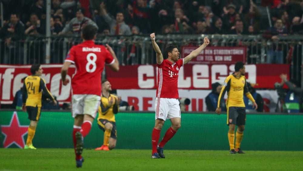 Xabi Alonso celebra un gol del Bayern