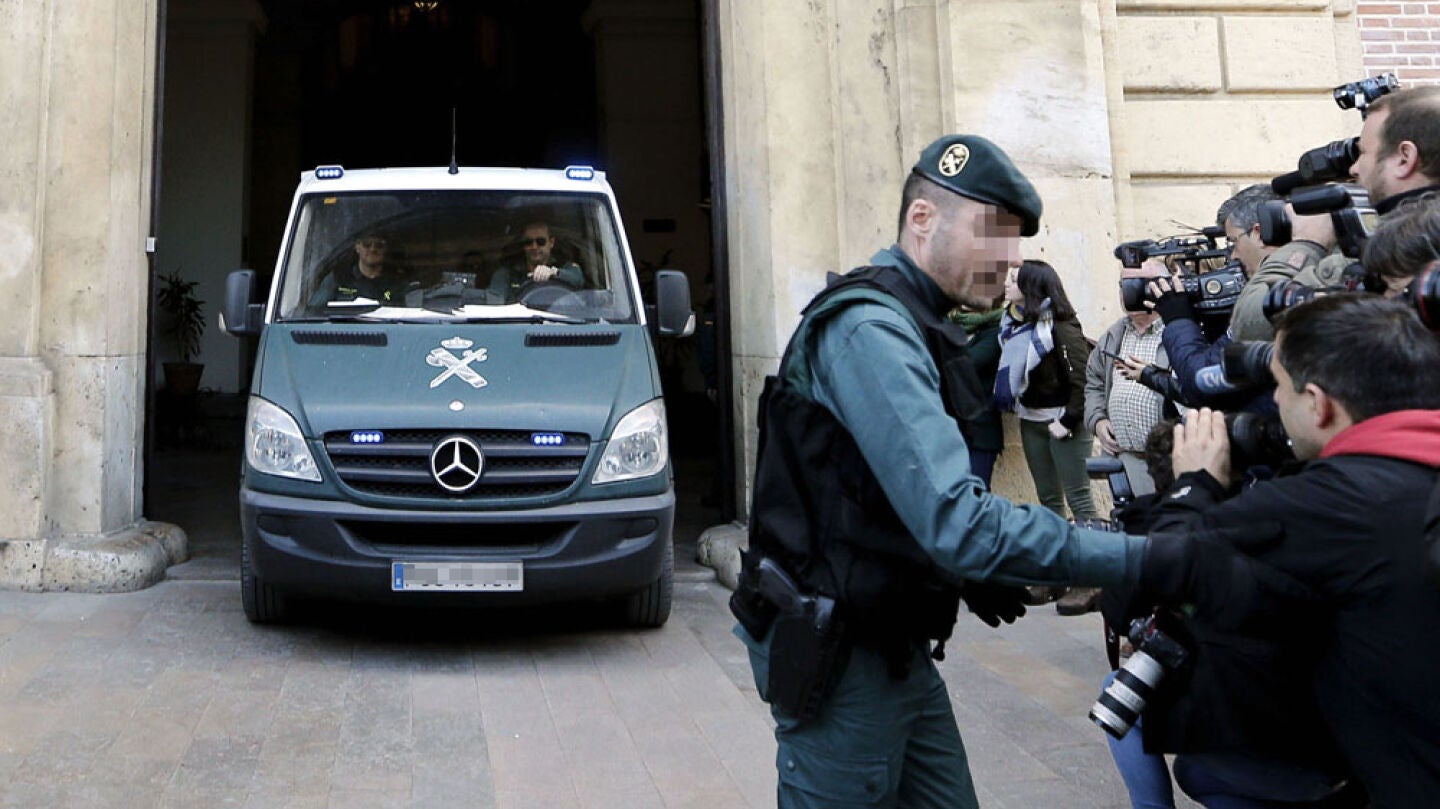 Furg&oacute;n de la Guardia Civil trasladando a Correa, Crespo y El Bigotes