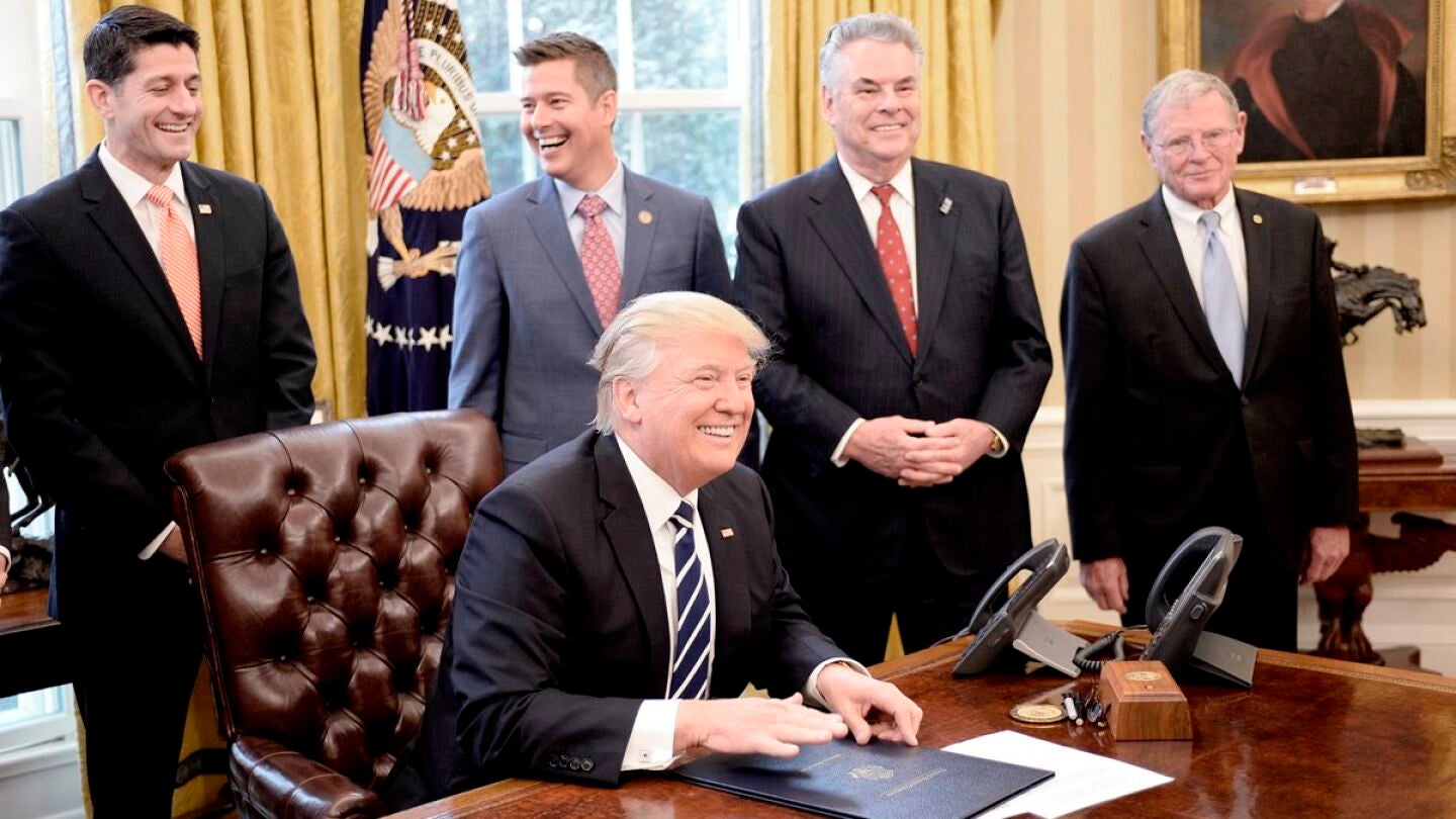 Donald Trump despu&eacute;s de firmar una resoluci&oacute;n