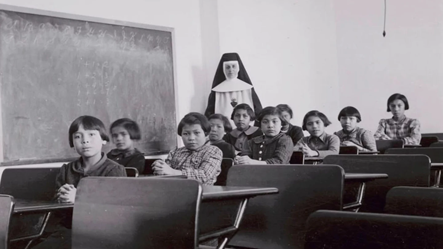 Niños indígenas en una escuela de Canadá durante los años 40 Niños indígenas en una escuela de Canadá durante los años 40
