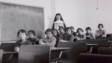 Niños indígenas en una escuela de Canadá durante los años 40