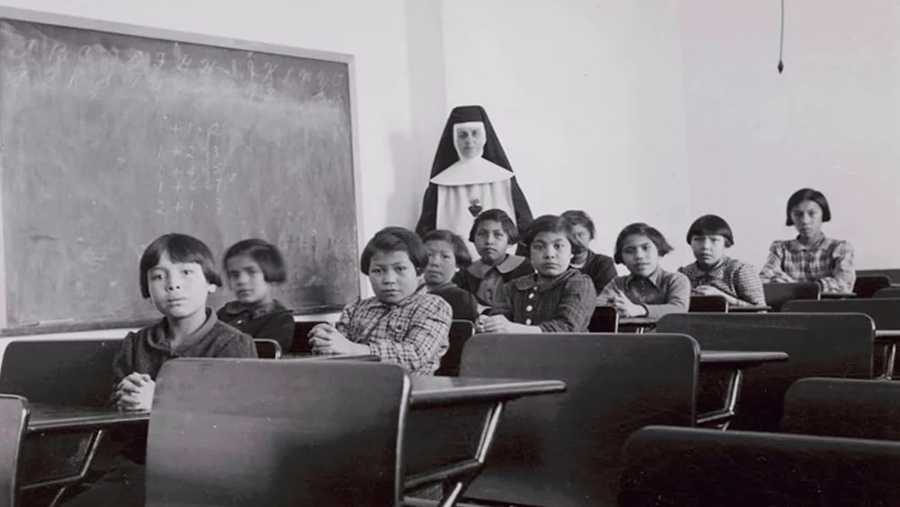 Niños indígenas en una escuela de Canadá durante los años 40