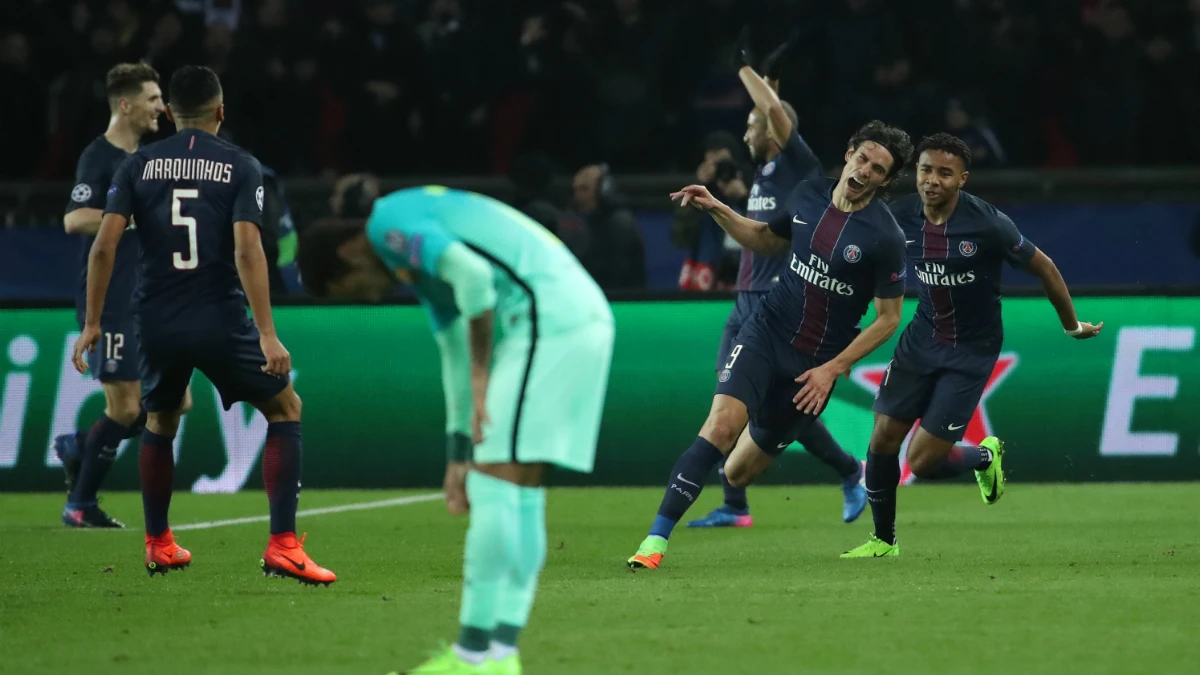 Neymar, cabizbajo en el gol de Cavani