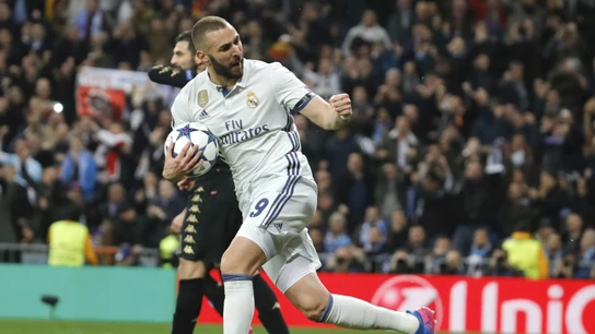 Benzema celebra un gol ante el Nápoles Benzema celebra un gol ante el Nápoles