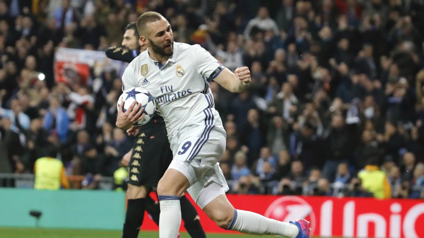 Benzema celebra un gol ante el Nápoles Benzema celebra un gol ante el Nápoles