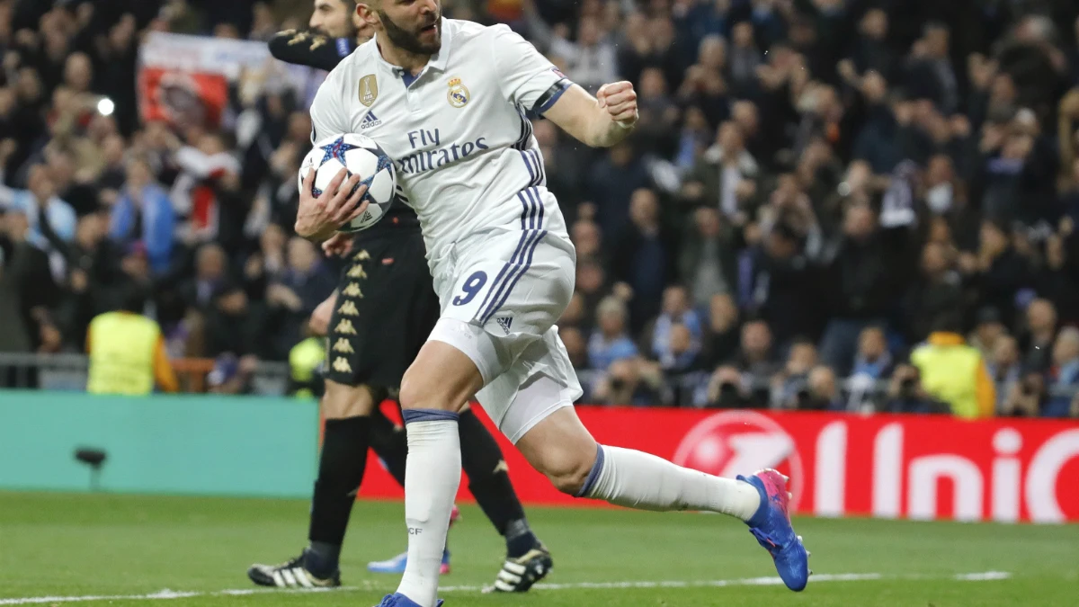 Benzema celebra un gol ante el Nápoles