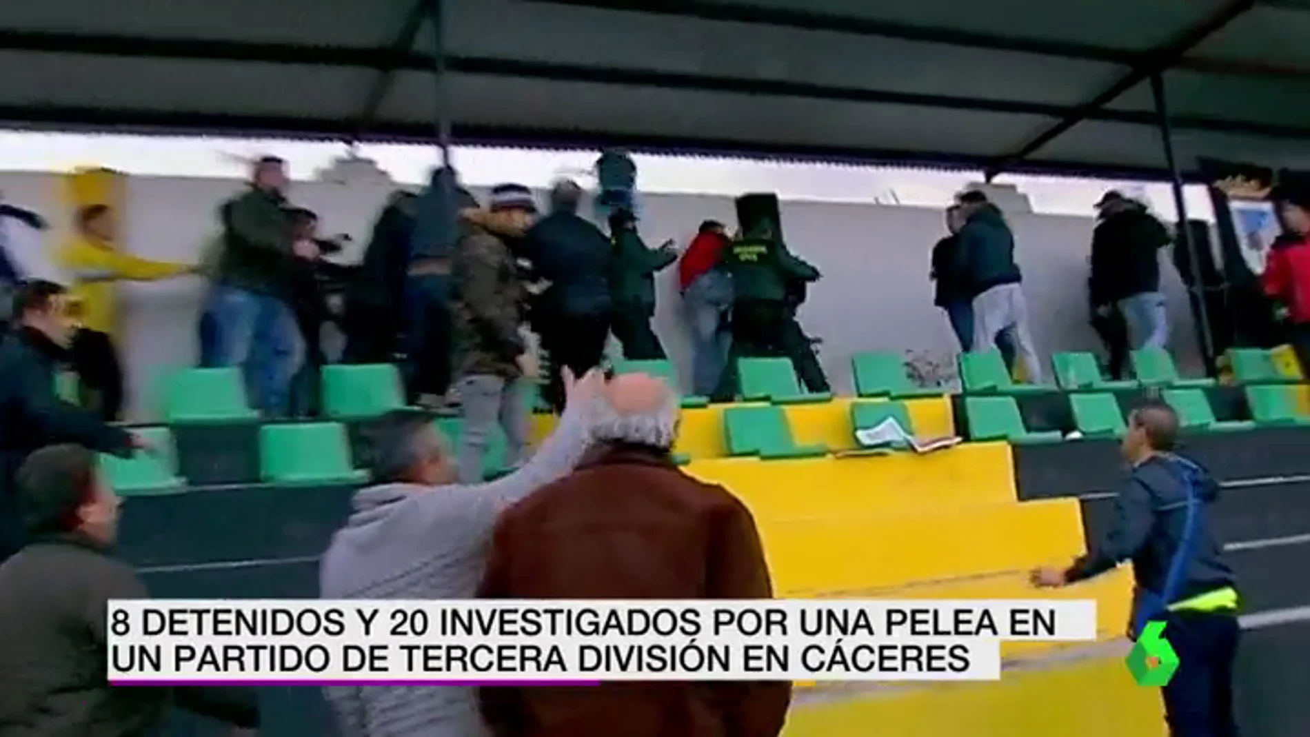 Frame 2.65957 de: Detienen a ocho personas e investigan a otras 20 por la pelea entre aficionados en el Amanecer-Badajoz de Tercera división