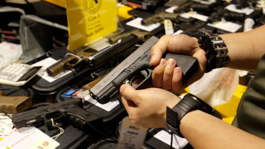 Una persona con una pistola en la manoa