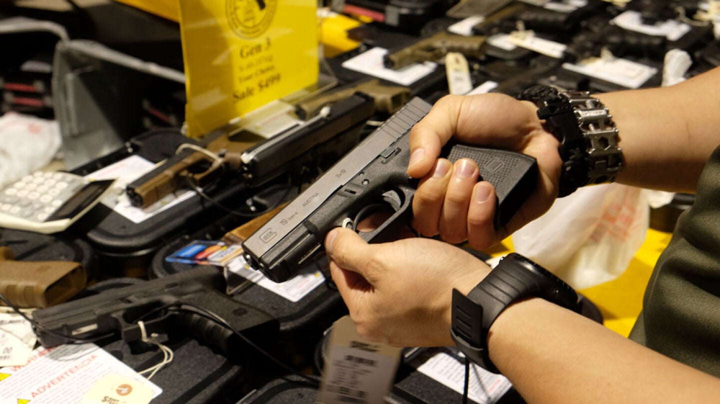 Una persona con una pistola en la manoa