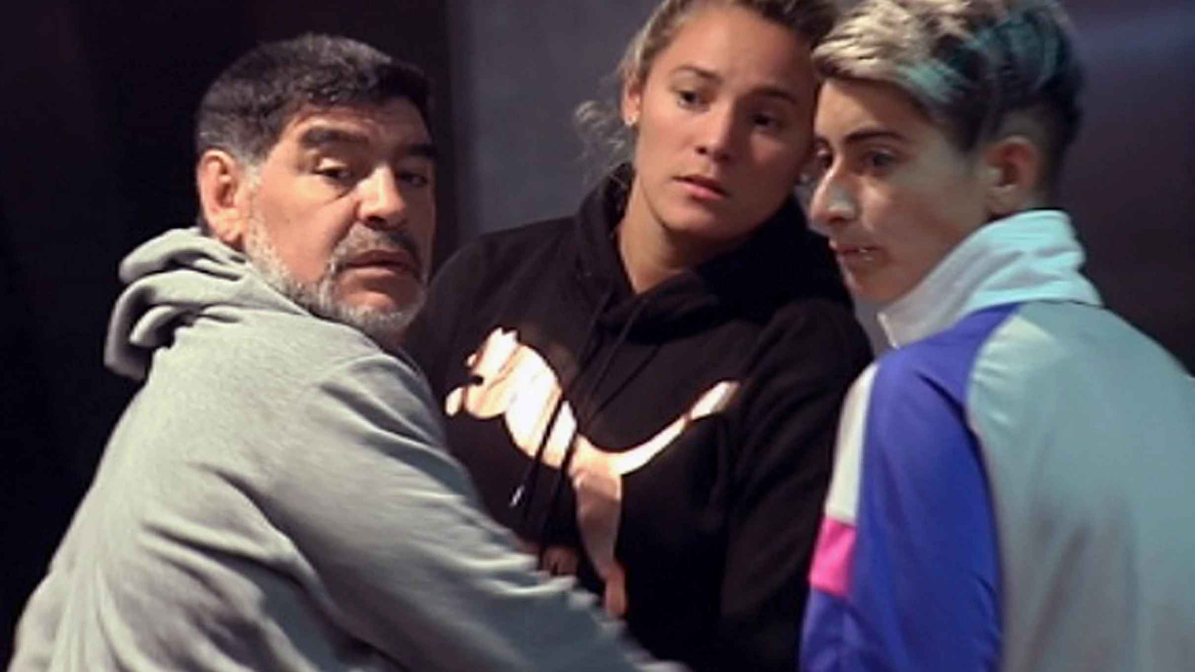 Maradona junto a su novia Rocío Oliva