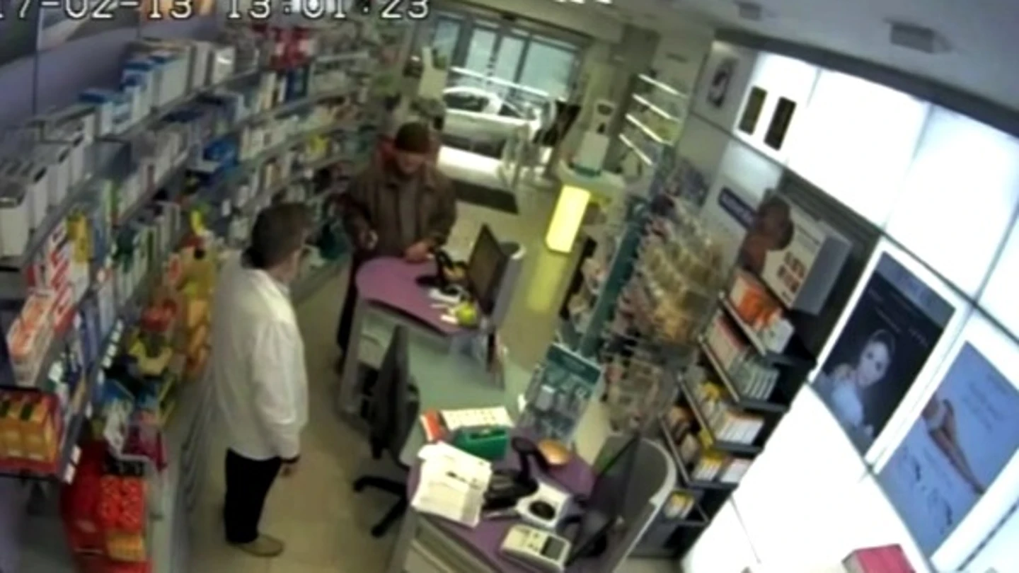 Imagen del momento del atraco de un anciano en una farmacia Imagen del momento del atraco de un anciano en una farmacia