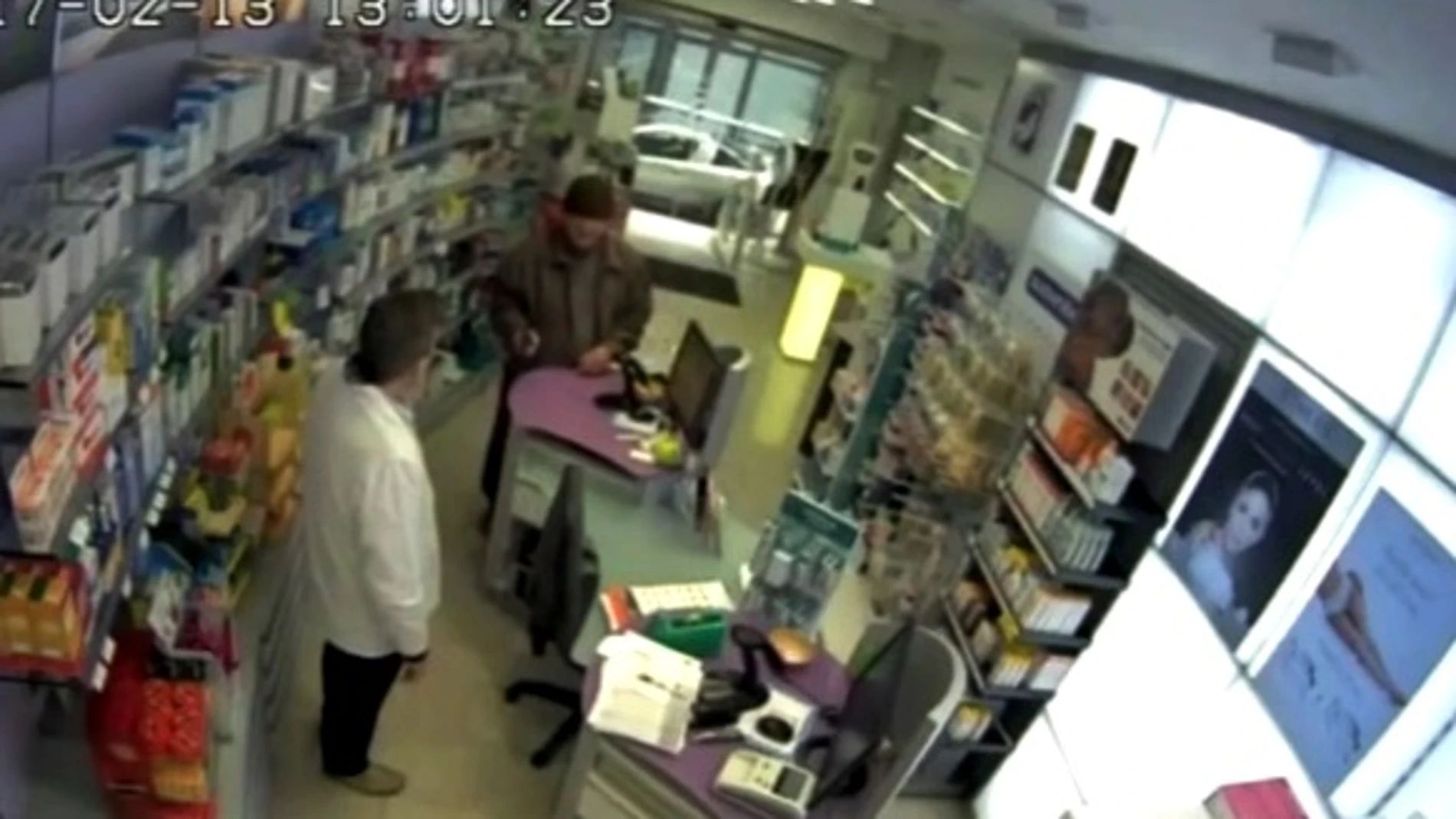 Imagen del momento del atraco de un anciano en una farmacia