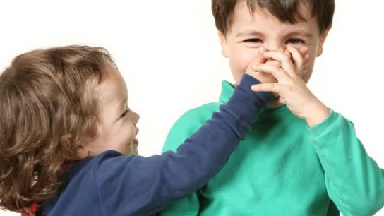 Dos niños jugando Guía Infantil
