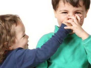 Dos niños jugando Dos niños jugando