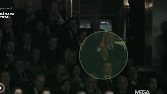 Maradona, en el palco del Santiago Bernab&eacute;u viendo el Madrid-N&aacute;poles