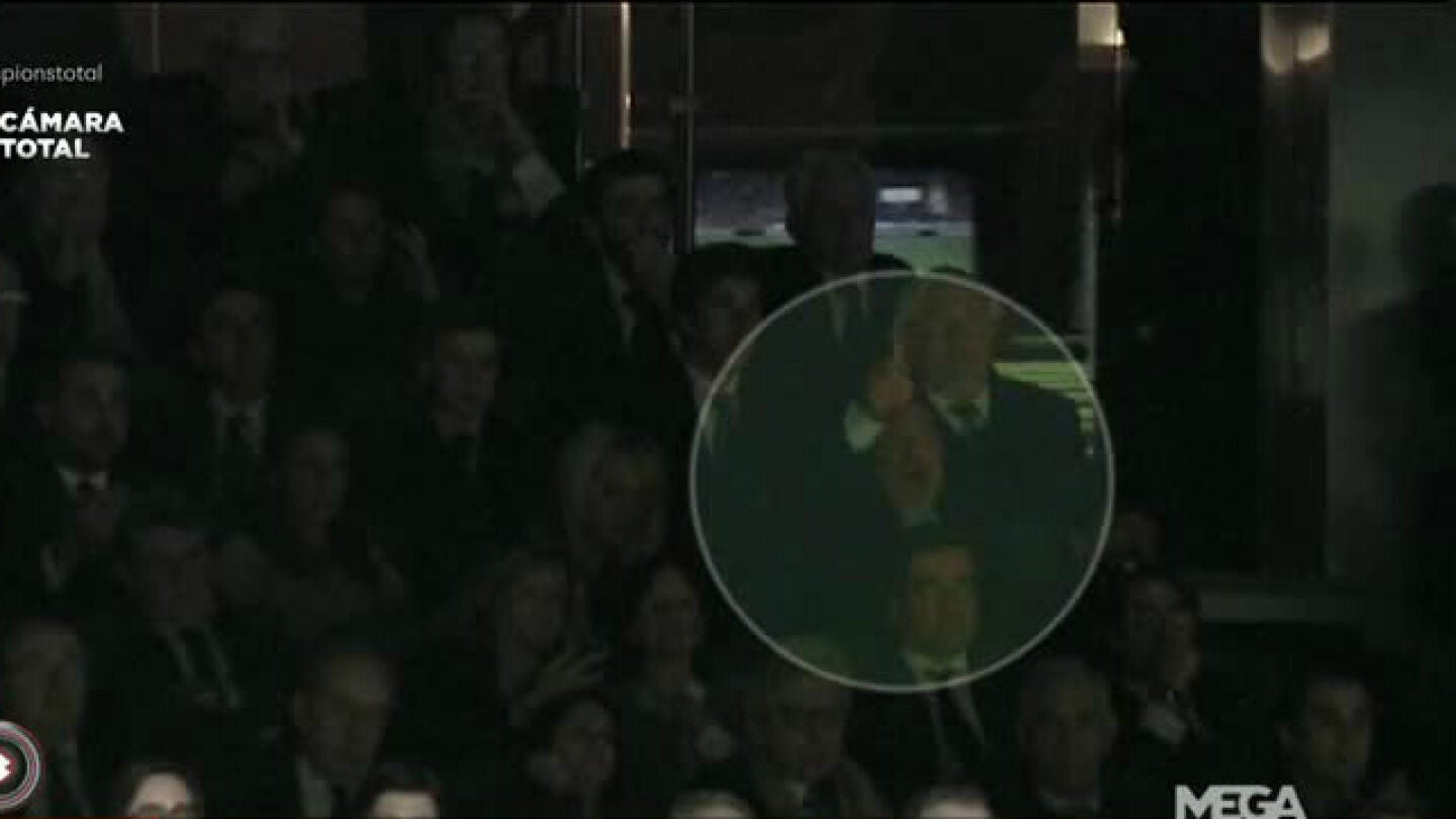 Maradona, en el palco del Santiago Bernab&eacute;u viendo el Madrid-N&aacute;poles