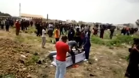 Un momento durante el entierro Un momento durante el entierro
