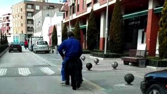 Un hombre regresa a su casa subido en su poni