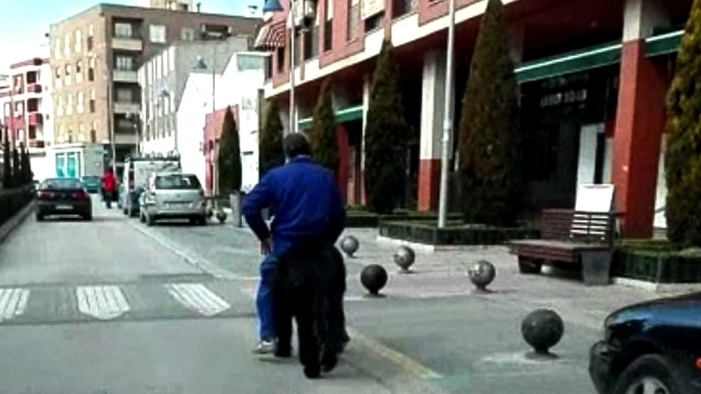 Un hombre regresa a su casa subido en su poni Un hombre regresa a su casa subido en su poni
