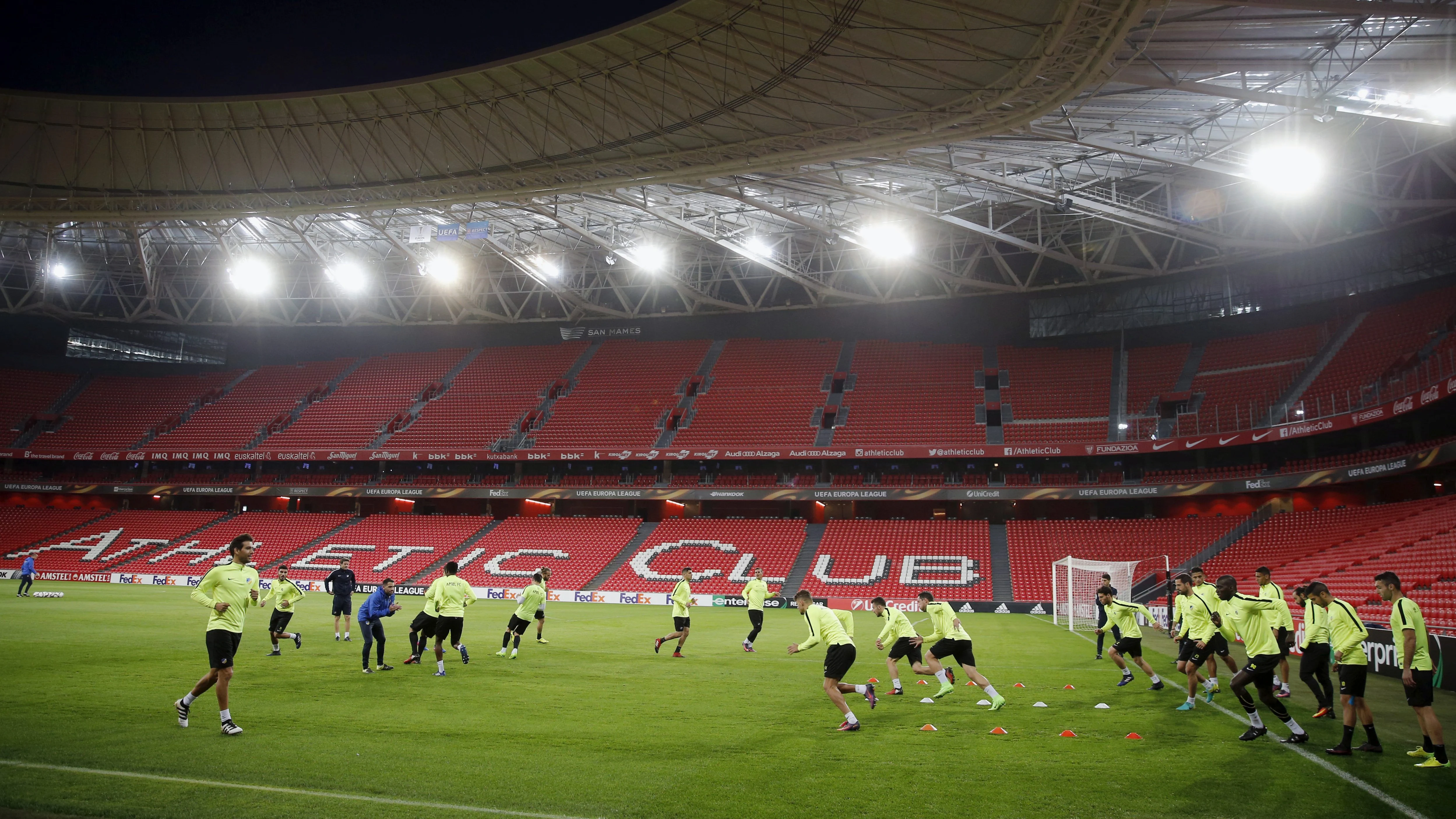 Los jugadores del APOEL de Nicosia se entrenan en San Mamés