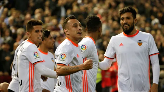 Orellana celebra junto a sus compañeros su gol al Real Madrid Orellana celebra junto a sus compañeros su gol al Real Madrid