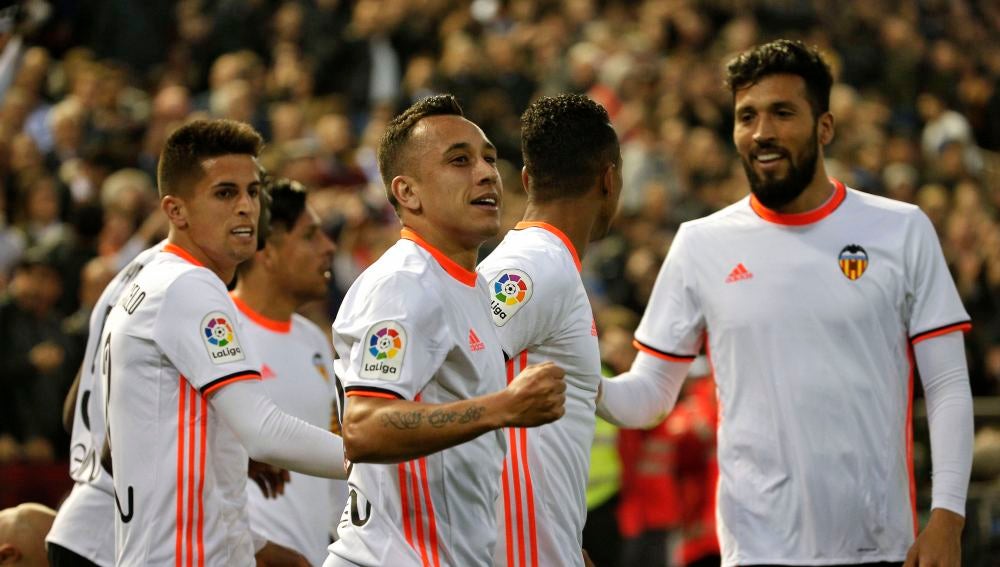 Orellana celebra junto a sus compañeros su gol al Real Madrid