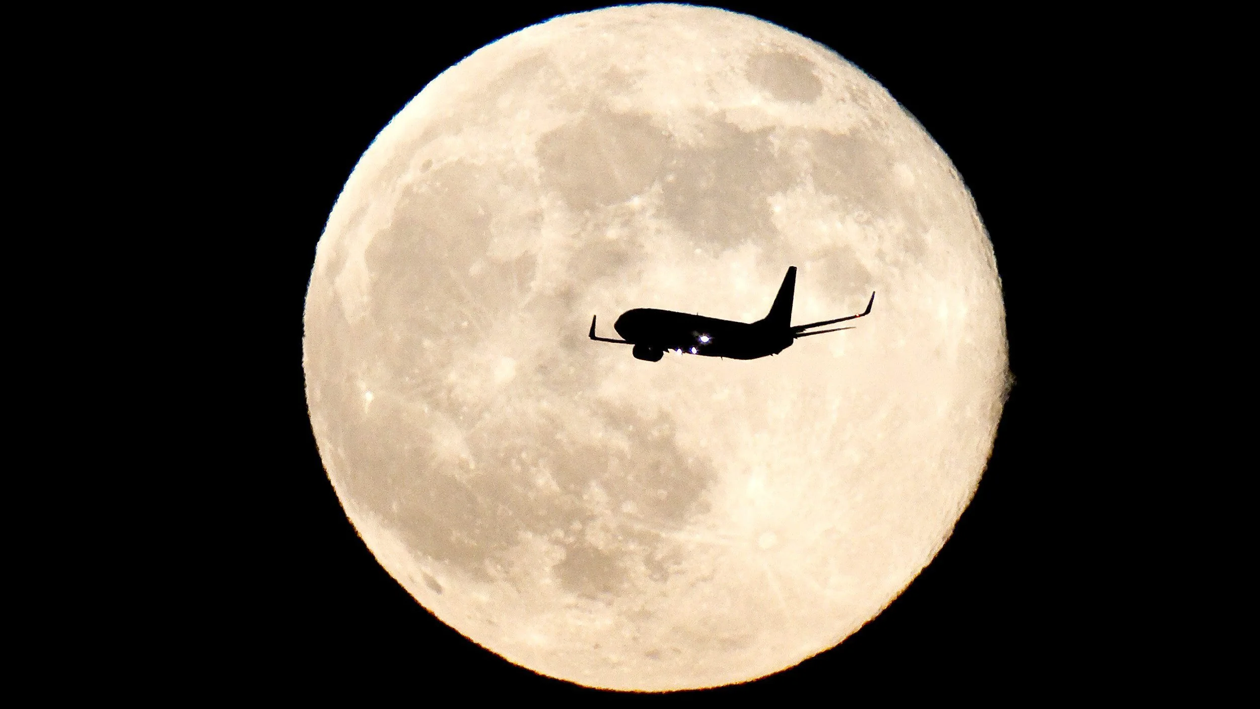 Los turistas espaciales podrán sobrevolar la Luna dentro de 5 años