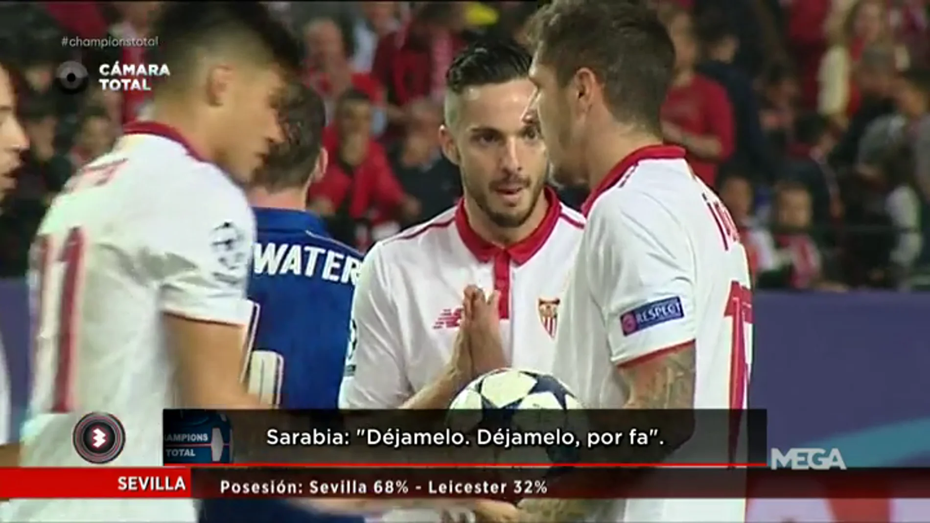 Frame 13.542442 de: Tres jugadores del Sevilla se pelearon por tirar el penalti ante el Leicester y Vitolo decidió que lanzara Correa