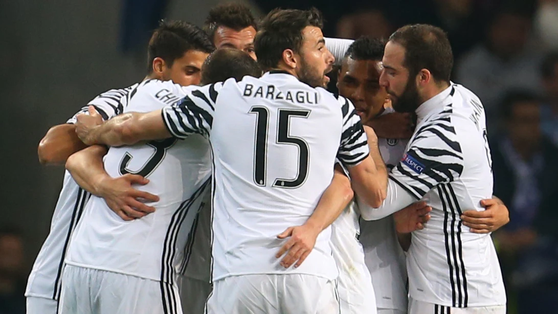 Los jugadores de la Juventus celebran los goles al Oporto